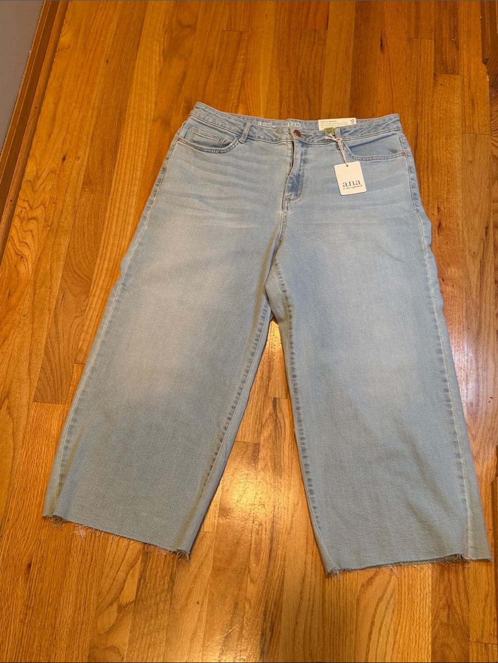 Women's 14 a.n.a Light Wash High Rise Wide-Leg Crop Capri Jeans NWT